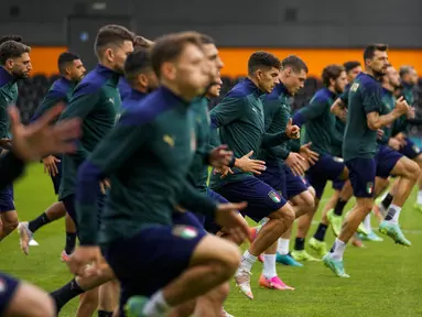Para pemain Italia melakukan pemanasan selama sesi latihan di stadion Hive di London, Inggris, Senin (5/7/2021). Italia akan menghadapi Spanyol pada babak semifinal Euro 2020  di Stadion Wembley, Inggris. (AP/Matt Dunham)