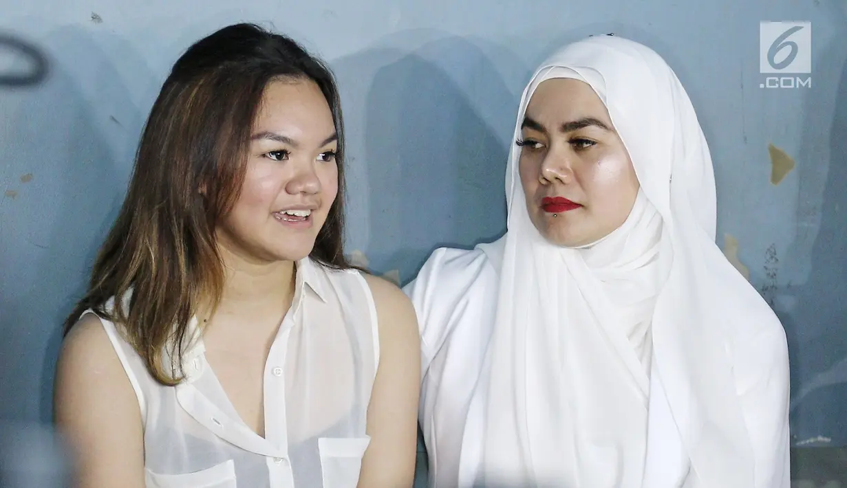 Sarita Abdul Mukti (kanan) dan Shafa Harris memberi keterangan kepada awak media usai mengisi acara di kawasan Kapt. Tendean, Jakarta, Senin (20/11). Dalam video tersebut, terlihat Shafa mendorong artis Jennifer Dunn. (Liputan6.com/Herman Zakharia)