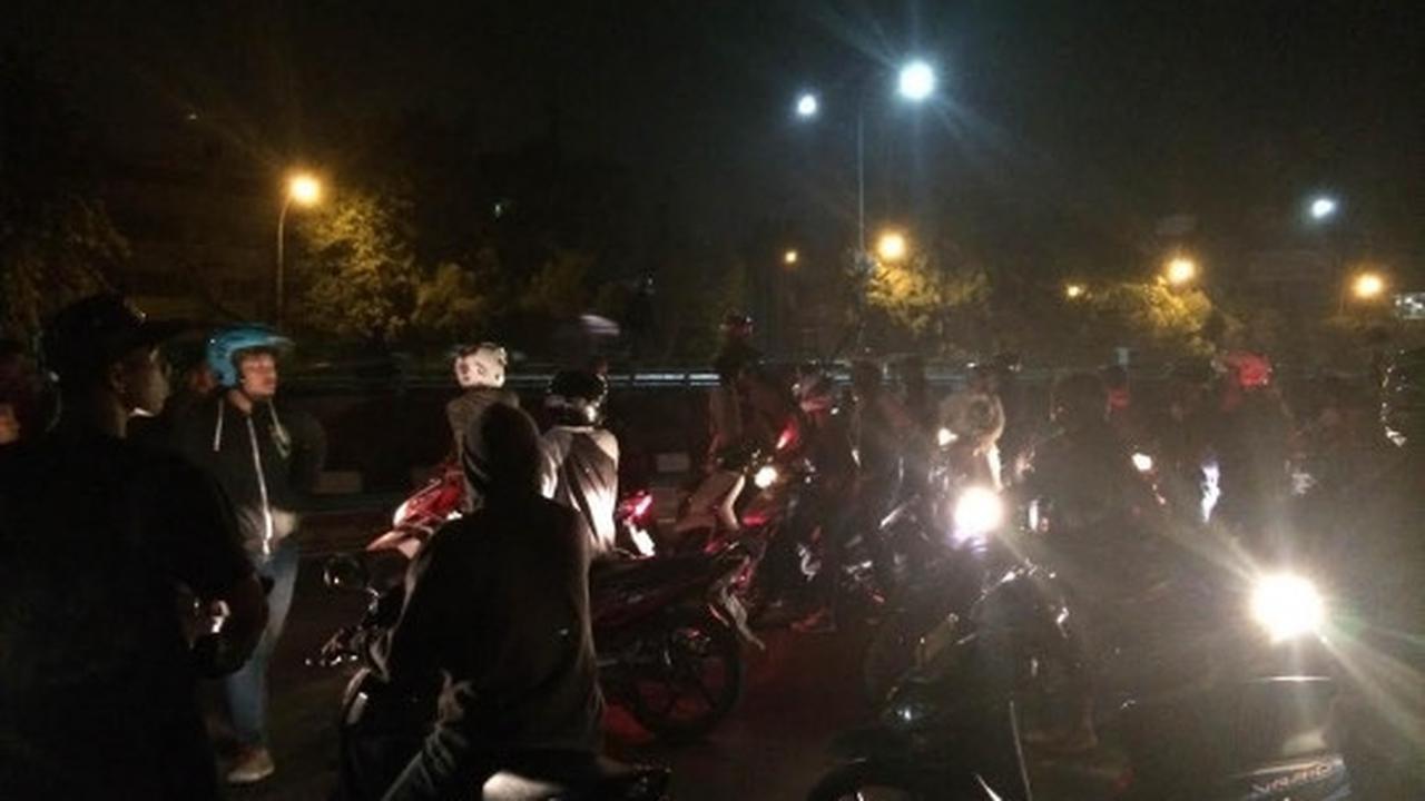 Beginilah aksi anarkis massa mencari pendukung Persib di jalan tol