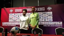 Pelatih Timnas Putri Indonesia, Satoru Mochizuki (kanan) pada sesi konferensi pers hari Selasa (02/06/2026). (Erwin Snaz/Bola.com)