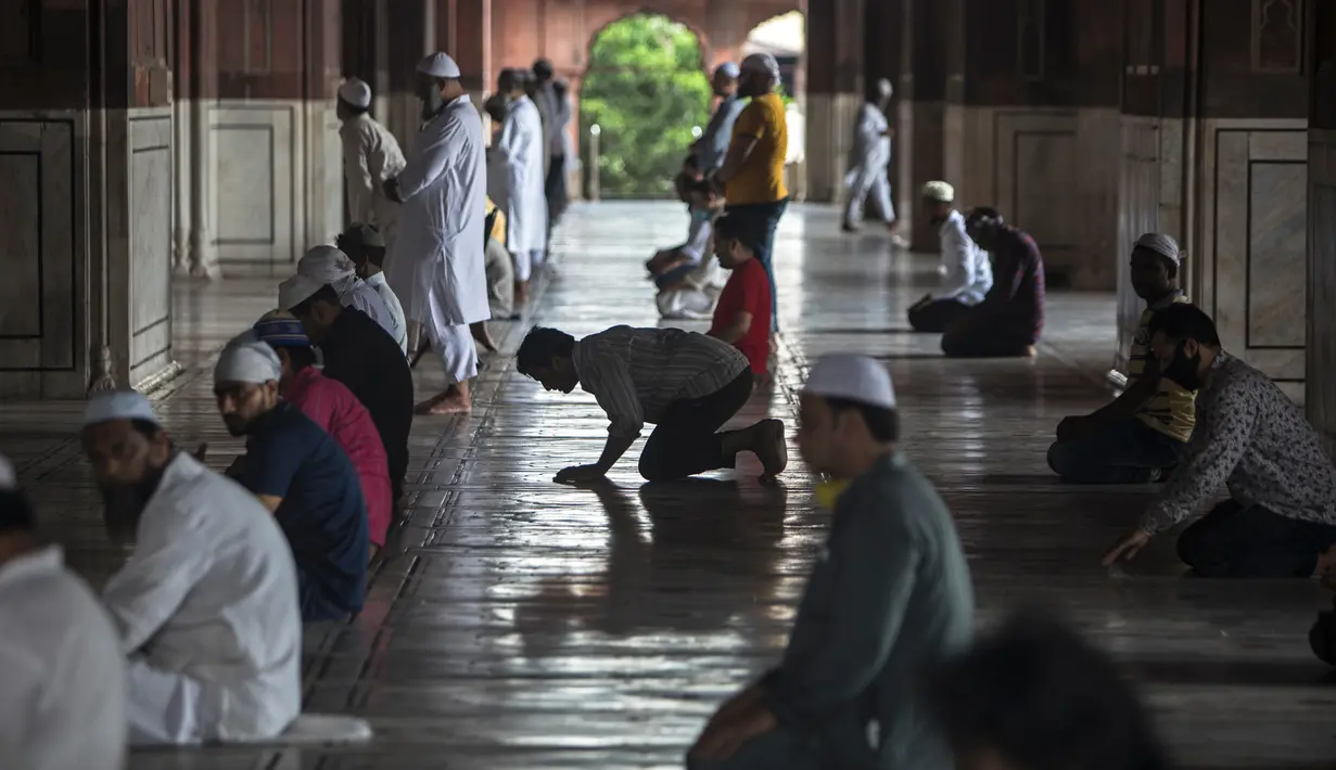 Umat Muslim melaksanakan salat dengan menjaga jarak  ketika Masjid Jama dibuka kembali setelah pemerintah melonggarkan lockdown di kawasan Kota Tua Delhi, Selasa (7/7/2020). India pada 6 Juli menjadi negara dengan jumlah virus corona tertinggi ketiga di dunia. (XAVIER GALIANA/AFP)