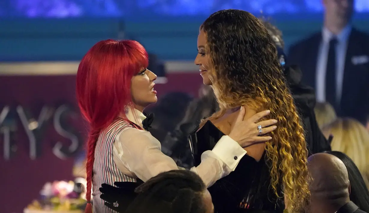 <p>Beyonce berbincang dengan Shania Twain at menghadiri Penghargaan Grammy Awards 2023 di Los Angeles pada Minggu, 5 Februari 2023. (AP Photo/Chris Pizzello)</p>