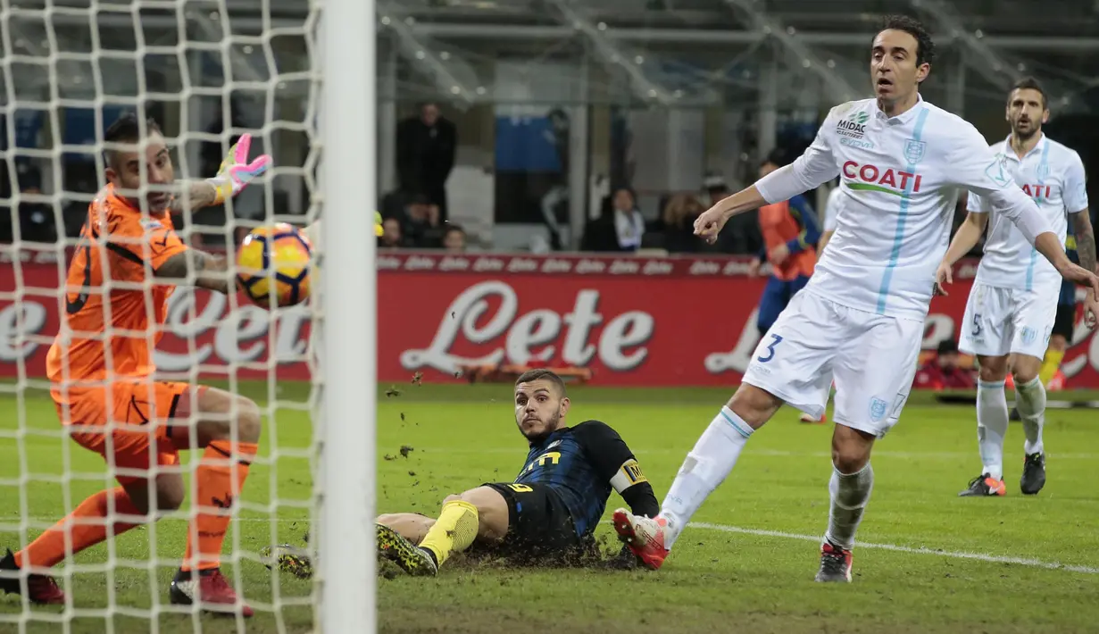 Pemain Inter Milan, Mauro Icardi saat mencetak gol ke gawang Chievo pada lanjutan Serie A di San Siro stadium, Milan, (14/1/2017). Inter menang 3-1. (EPA/Emilio Andreoli)