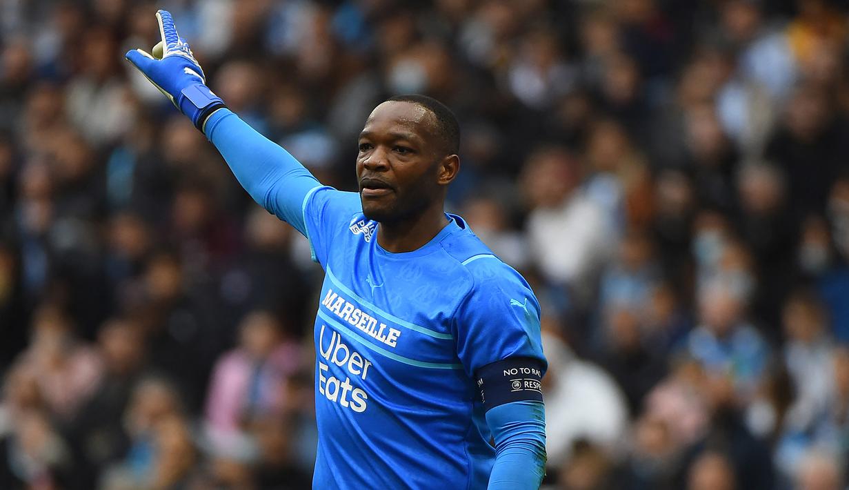 Steve Mandanda. Kiper Prancis berusia 30 tahun ini didatangkan Marseille dari Crystal Palace pada awal musim 2017/2018 setelah sempat memperkuat Marseille mulai 2007/2008 hingga 2015/2016. Ia menjadi kapten utama sejak 2010/2011. Musim ini baru bermain 7 kali di semua ajang. (AFP/Sylvain Thomas)