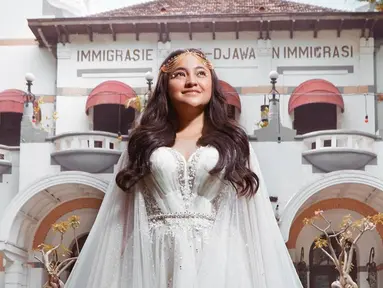 Marshanda, penyanyi dan aktris yang sudah eksis di usia belia ini memang selalu mencuri perhatian. Di usianya yang sudah kepala tiga ini ia beberapa kali ia masih bermain sinetron dan jalani pemotretan. Namun ada kalanya unggahan instagramnya kerap menjadi sorotan. (Liputan6.com/IG/@marshanda99)