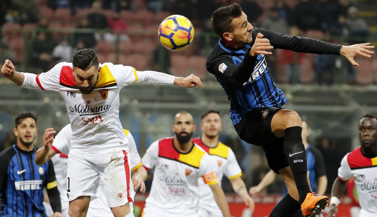Duel pemain Inter Milan, Matias Vecino (kanan) dengan pemain Benevento, Massimo Coda pada lanjutan Serie A Italia di San Siro stadium, Milan, (24/2/2018). Inter menang 2-0. (AP/Antonio Calanni)