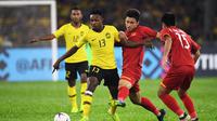 Pemain Timnas Malaysia, Mohamadou Sumareh (13), saat laga final Piala AFF 2018 melawan Vietnam di Stadion Nasional, Bukit Jalil (11/12/2018). (AFP/Mohd Rasfan)
