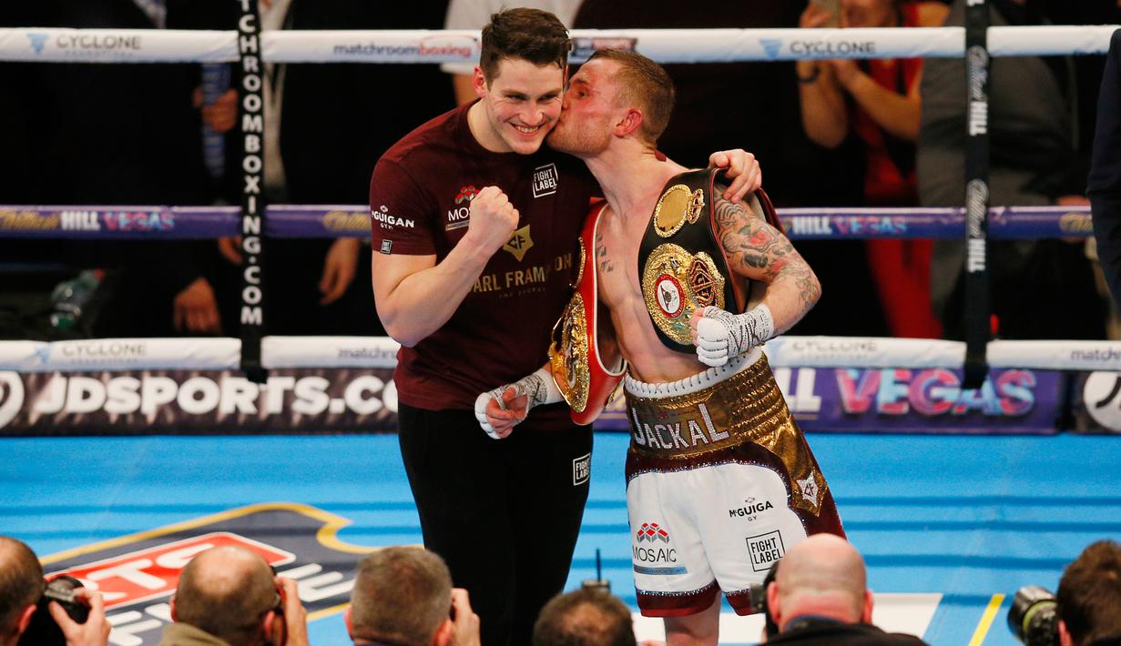 Petinju Carl Frampton saat mencium pelatihnya usai memenangkan gelar tinju kelas Bantam di Manchester Arena, (27/2). Carl kini memegang sabuk juara IBF dan WBA judul super bantam. (Reuters / Andrew Couldridge)