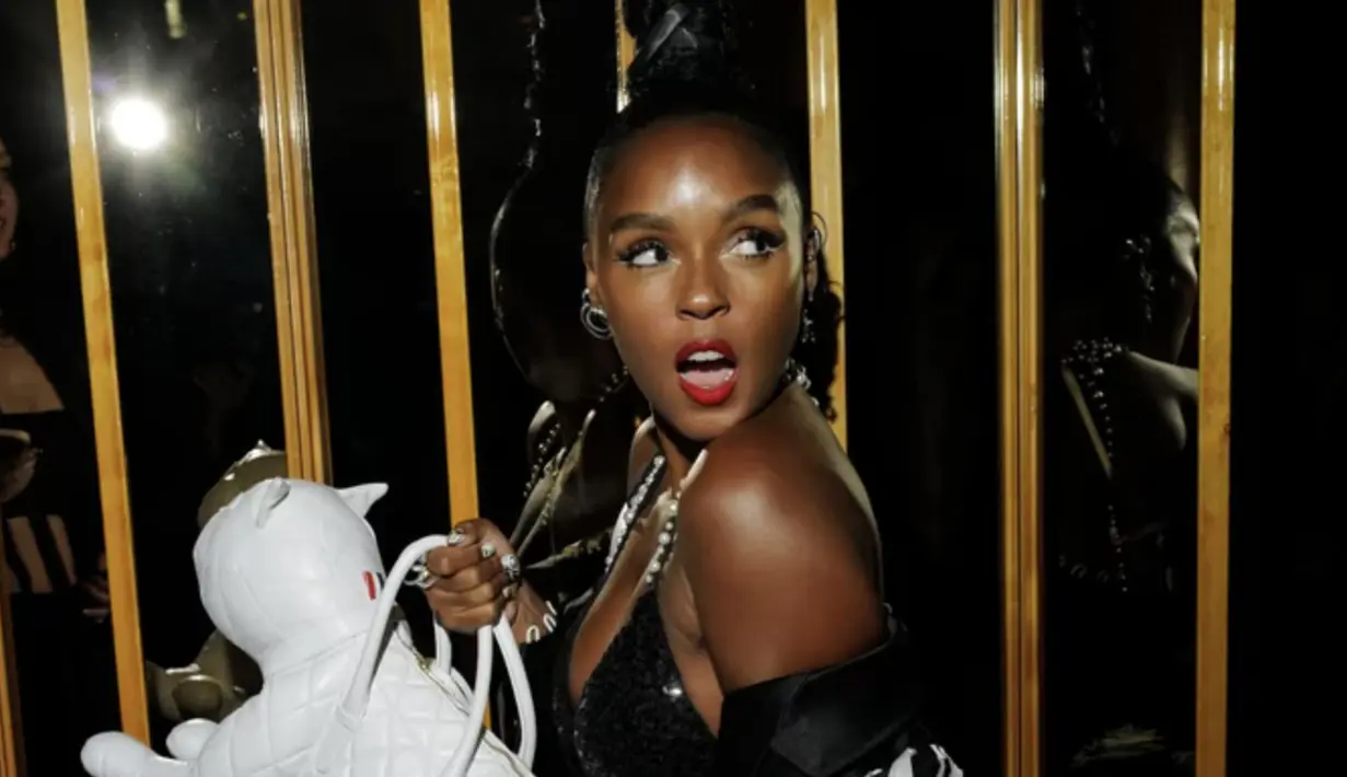 Jadikan gaya kuncir kuda menjadi lebih spesial dengan tatanan ala Janelle Monae yang kenakan Sculptural Ponytail. [Foto: Instagram/ Janelle Monae]