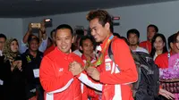 Menpora Imam Nahrawi menyambut kedatangan Tontowi Ahmad dan Lilyana Natsir saat tiba di Bandara Soekarno Hatta, Banten, Selasa (23/8/2016). Tontowi Ahmad/Lilyana Natsir berhasil meraih emas olimpiade Rio 2016 di Brasil. (Liputan6.com/Helmi Fithriansyah)