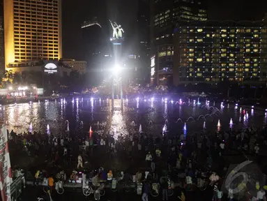 Ribuan warga mulai memadati Bundaran HI untuk merayakan malam pergantian tahun di Jakarta Night Festival, Rabu (31/12/2014). (Liputan6.com/Faizal Fanani)