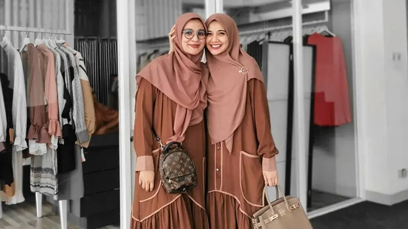 7 Gaya Zaskia dan Shireen Sungkar Pakai Baju Kembar, Kompak Banget