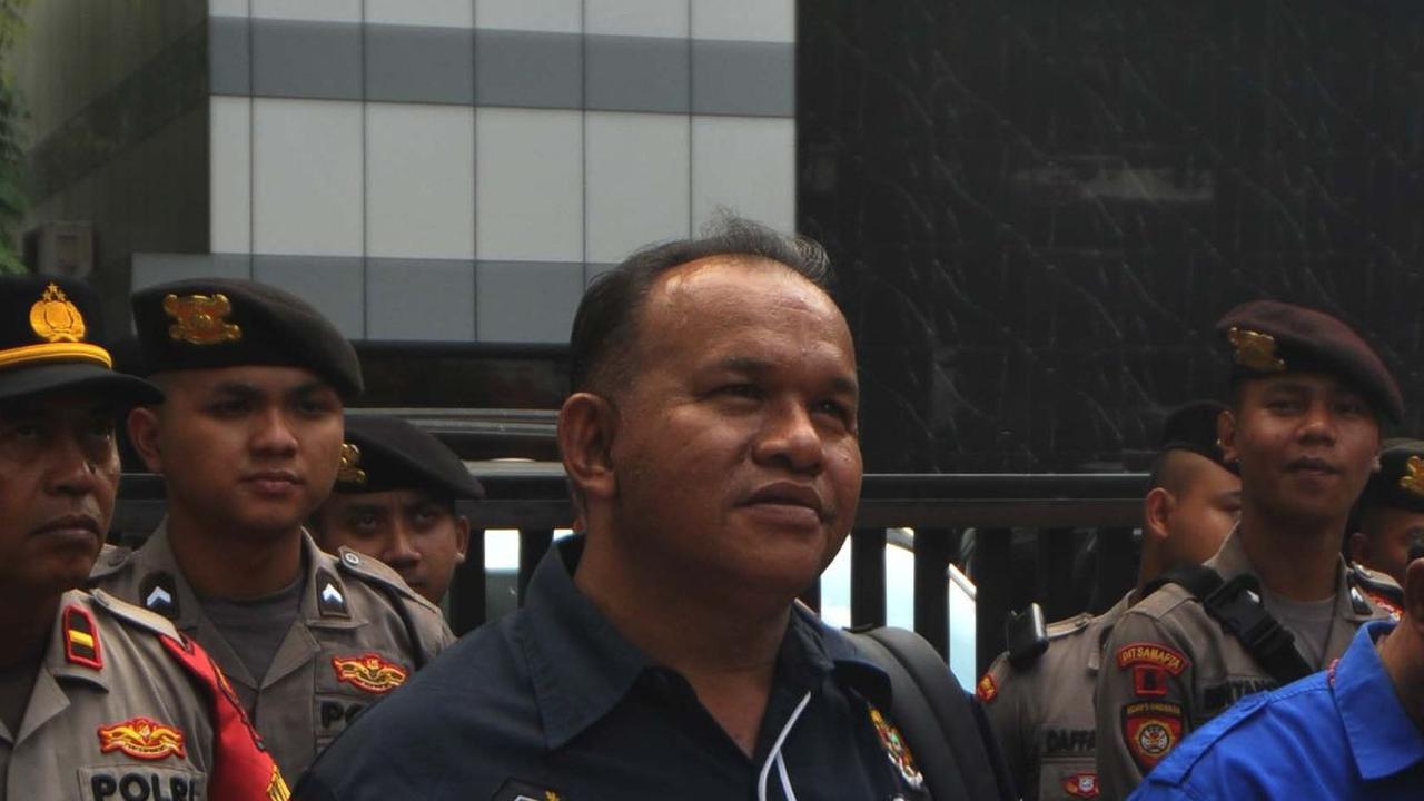 Berdasarkan pantauan di lokasi pada Selasa (23/7), massa PWI menyampaikan aspirasi secara bergantian. Mereka tampak membawa poster bertuliskan 'KLB harga mati'.&nbsp;Foto: Merdeka.com/Imam Buhori