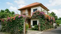 9 Model Rumah Hijau Alami dengan Tanaman Rambat di Seluruh Dinding, Arsitektur Tropis Modern