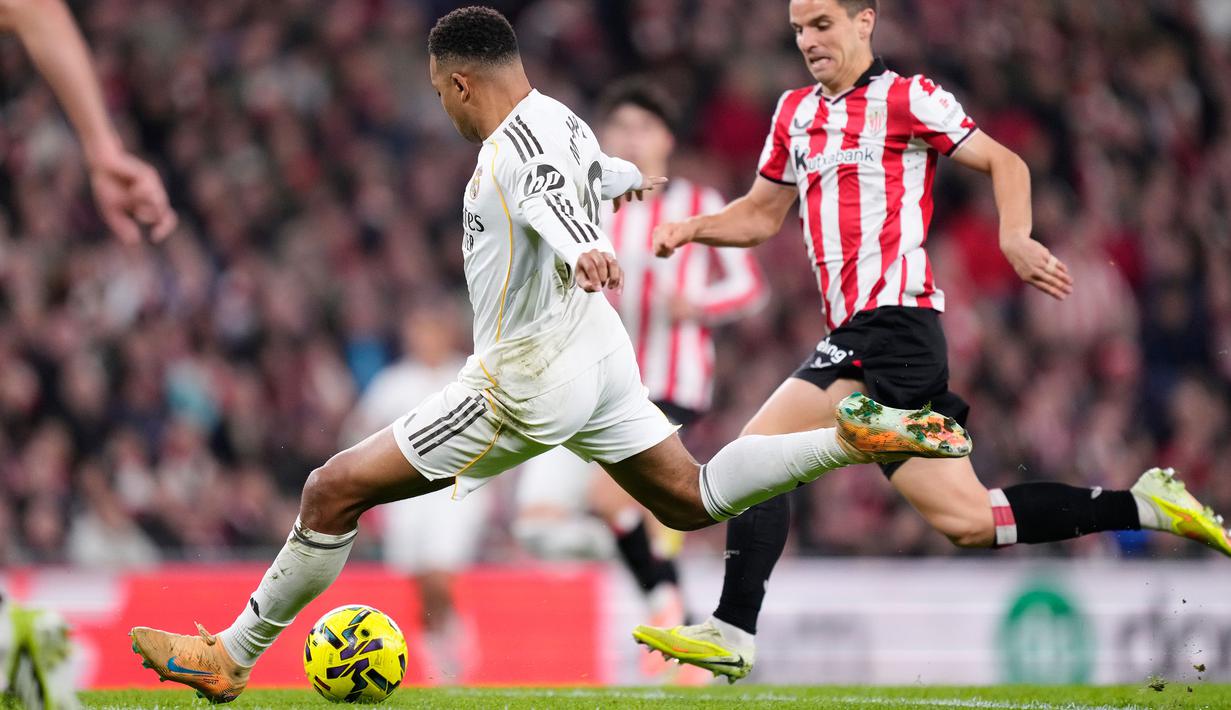 Pemain Real Madrid, Kylian Mbappe mencetak gol pertamanya ke gawang Athletic Bilbao dalam laga lanjutan Liga Spanyol 2025/2026 di Stadion San Mames, Bilbao, Spanyol, Rabu (03/12/2025). (AP Photo/Jose Breton)