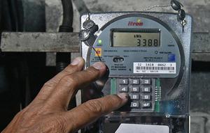 Warga memasukkan pulsa token listrik di Rumah Susun Bendungan Hilir 2, Jakarta, Rabu (20/1/2021). Pemerintah memperpanjang Program Pemulihan Ekonomi Nasional (PEN) Sektor Ketenagalistrikan berupa subsidi listrik hingga Maret 2021, yang dapat diklaim mulai 7 Januari. (Liputan6.com/Herman Zakharia)