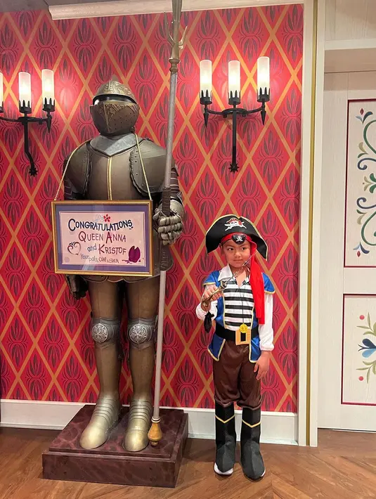 Anak bontot Nia dan Ardi berfoto dengan patung tokoh dengan baju perisai baja. [Instagram/ramadhaniabakrie]