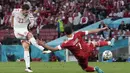 Denmark juga tak diam. Pierre-Emile Hojbjerg hampir menggetarkan gawang safanov lewat tendangan keras dari kotak pinalti pada menit ke-27. (Foto: AP/Pool/Martin Meissner)