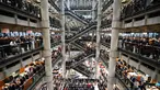Karyawan mengheningkan cipta selama satu menit untuk memperingati Remembrance Day atau Hari Peringatan di Lloyds of London, Inggris, Jumat (12/11/2021). Remembrance Day adalah hari untuk mengenang jasa para tentara dan pihak-pihak yang berkorban pada Perang Dunia I. (DANIEL LEAL-OLIVAS/AFP)