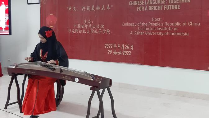 Permainan instrumen musik tradisional China di acara International Chinese Language 2022 di UAI. Dok: Tommy Kurnia/Liputan6.com