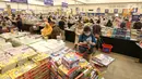 Pengunjung memadati pameran dan penjualan buku Big Bad Wolf di ICE BSD, Tangerang Selatan, Rabu (28/3). Pameran buku terbesar se-Asia Tenggara menyediakan 5,5 juta buku dengan potongan harga. (Liputan6.com/Fery Pradolo)