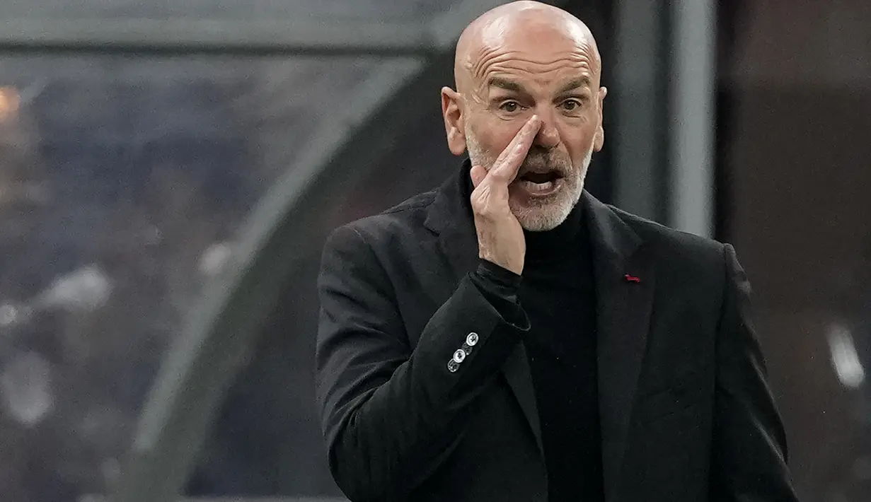 Pelatih AC Milan, Stefano Pioli menginstruksikan pemainnya saat bertanding melawan Bologna pada pertandingan Liga Serie A Italia di stadion San Siro, Italia (5/4/2022). Tambahan satu angka membuat Milan mempertahankan posisi puncak dengan koleksi 67 angka dari 31 laga. (AP Photo/Antonio Calanni)