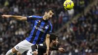 Gelandang Inter Milan Henrikh Mkhitaryan melompat saat berebut bola dengan bek AC Milan Davide Calabria dalam pertandingan final Piala Super Italia 2022 di King Fahd International Stadium, Riyadh, Arab Saudi, Kamis (19/1/2023) dini hari WIB. Duel AC Milan vs Inter Milan ini berakhir dengan skor telak 0-3. (AP Photo/Hussein Malla)