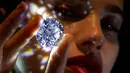 Model menunjukkan berlian tanpa cela seukuran stroberi besar di rumah lelang Sotheby's, London, 8 Februari 2018. Berlian itu dibuat dari batu kasar 425 karat yang ditambang oleh De Beers di Republik Bostwana, Afrika sebelah selatan. (AP/Alastair Grant)