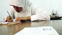 Polisi `Preman` Kawal Distribusi Soal UN dan Sekolah