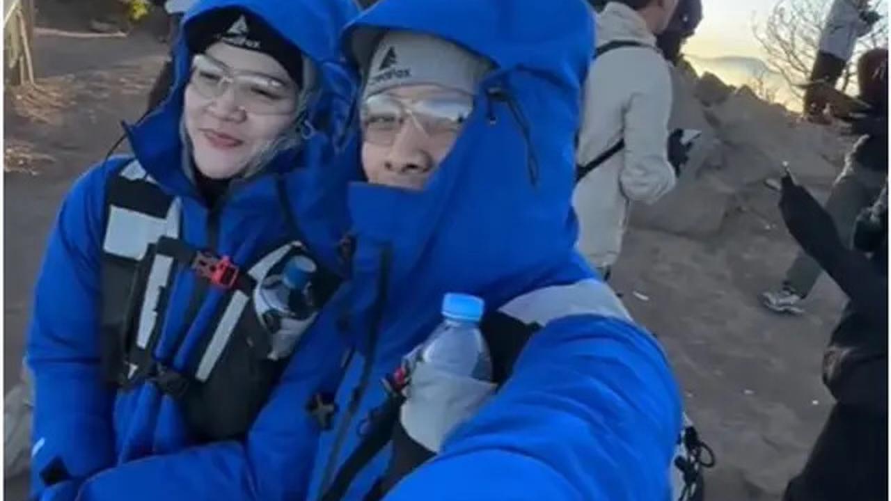 6 Potret Henny Rahman dan Alvin Faiz Mendaki Gunung Merbabu, Jadi Hobi Baru