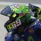 Valentino Rossi dengan helm dengan nomor 469 adalah gabungan dari nomor 46 dan 69 yang merupakan nomor miliknya dan Nicky Hayden saat sesi kualifikasi di Mugello, Italia (3/6/2017).  (AP/Antonio Calanni)