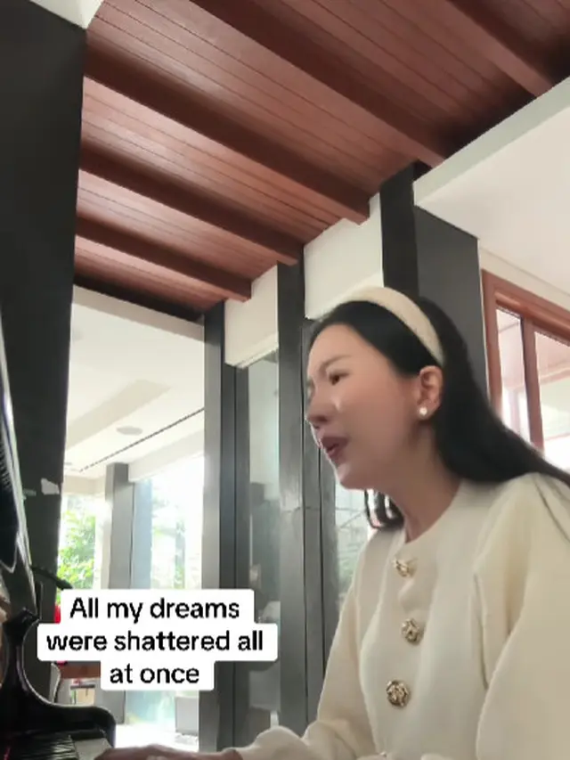 Agnes Jennifer bernyanyi sambil main piano (Foto: Instagram @agnes_jennifer)