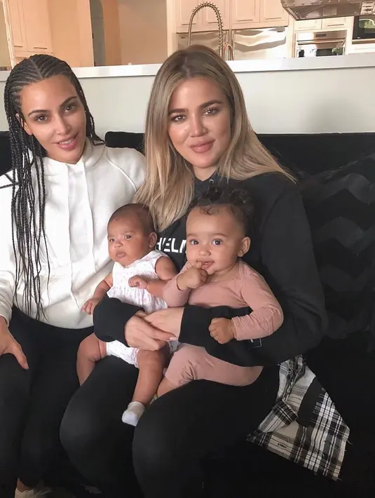 "Khloe dan aku miliki gaya parenting yang mirip," jelas Kim Kardashian. (instagram/kimkardashian)