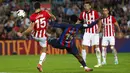 Bek Athletic Bilbao Inigo Lekue berebut bola dengan gelandang Barcelon Franck Kessie pada pekan ke-11 Liga Spanyol 2022/2023 di Camp Nou, Senin dini hari WIB (24/10/2022). Barca kini berharap-harap cemas sebagiamana Gavi harus ditarik keluar di babak pertama dengan indikasi cedera kunci paha. (AP Photo/Joan Monfort)