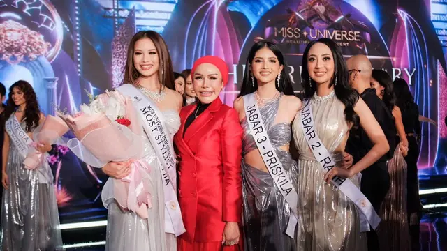 Rizky Ananda Musa bersama tiga finalis dari Jawa Barat di babak preliminary competition Miss Universe Indonesia 2023. (Foto: Dok. Koleksi Pribadi Rizky Ananda Musa)