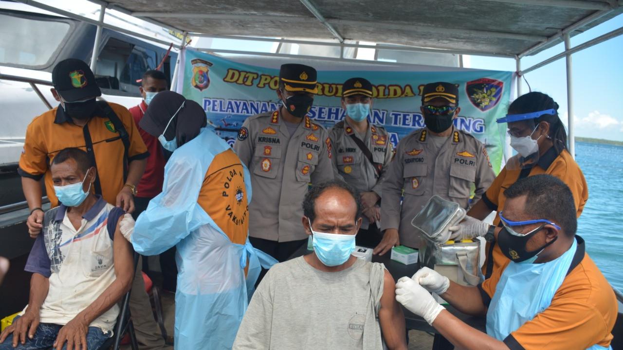 Pelaksanaan vaksinasi digelar di atas kapal Polair Polda NTT dan di sekitar pesisir pantai Desa Huilelot, Kampung Batu Hopong, Kecamatan Semau, Kabupaten Kupang, NTT, (Liputan6.com/ Dionisius Wilibardus)
