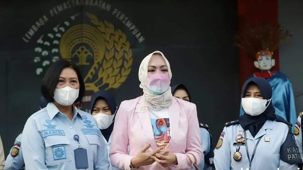 Diwarnai Tangis, Ini 7 Potret Detik-detik Angelina Sondakh Bebas dari Penjara