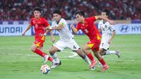 Pemain Timnas Indonesia U-23, Kadek Arel, berebut bola dengan pemain Vietnam, Cong Phuong Nguyen , pada laga final Piala AFF U-23 2025 di Stadion Utama Gelora Bung Karno (SUGBK), Jakarta, Selasa (29/7/2025) malam WIB. (Bola.com/M Iqbal Ichsan)