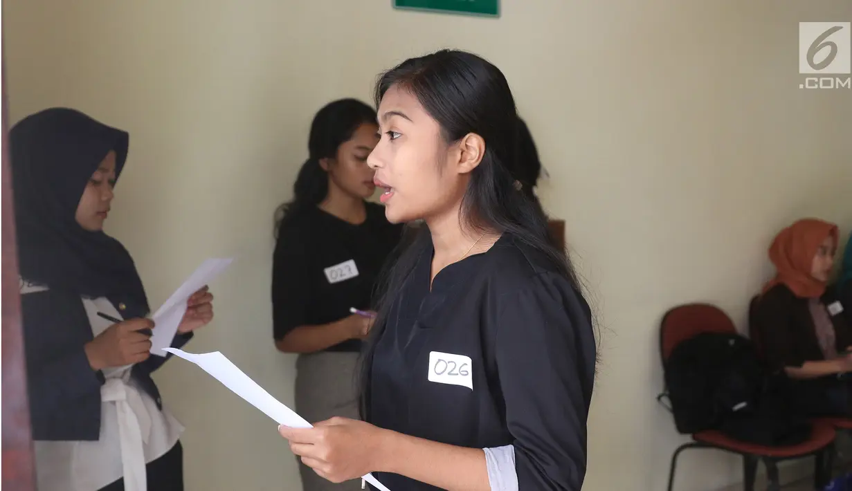 Peserta menghafal naskah saat mengikuti kompetisi News Presenter dalam rangkaian Emtek Goes To Campus (EGTC) 2018 di Universitas Gajah Mada, Yogyakarta, Selasa (16/10). (Liputan6.com/Herman Zakharia)