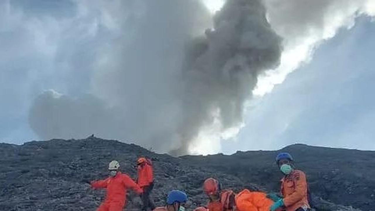FOTO Perjuangan Tim SAR Bawa Turun Jenazah Pendaki Korban Erupsi dari Puncak Gunung Marapi