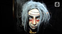 Seorang penampil mengenakan riasan hantu pada wahana Jurnal Risa “Rumah Sandekala” di FX Sudirman, Jakarta Pusat, Kamis (16/6/2022). Rumah Sandekala adalah sebuah kisah rumah tua yang ceritanya melegenda di sebuah perkampungan kecil di daerah Jawa Barat. (merdeka.com/Arie Basuki)
