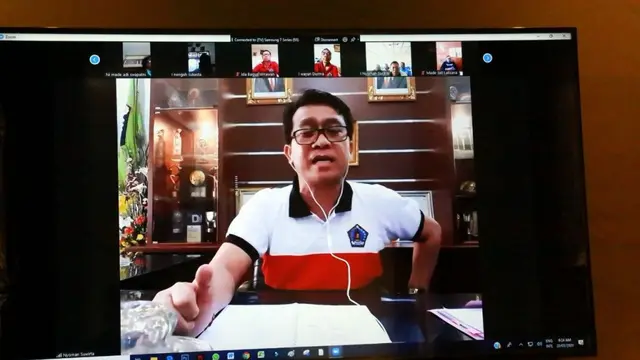 Bupati Kabupaten Klungkung I Nyoman Suwirta beserta jajarannya menggelar rapat online yang membahas perihal instruksi pendirian posko siaga darurat bencana Covid-19, 22 Maret 2020