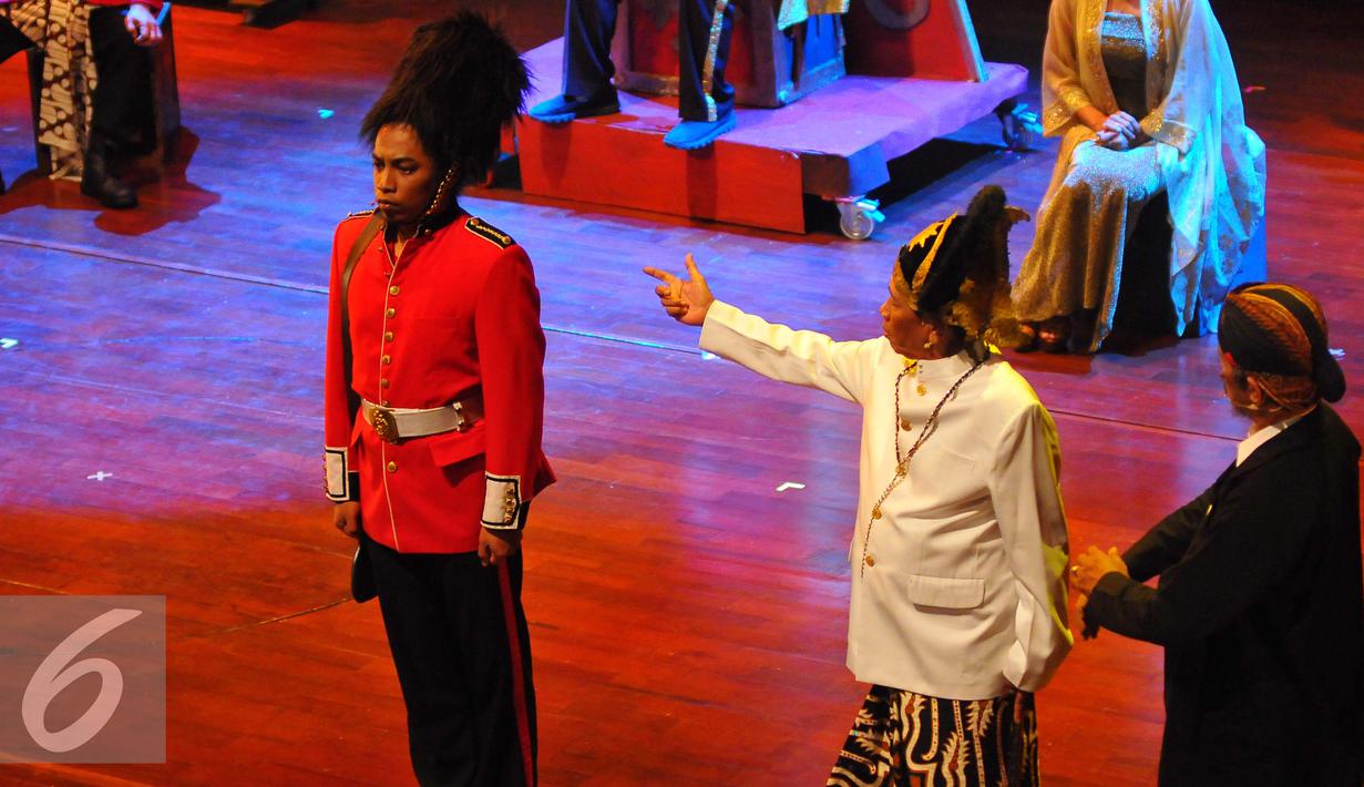 Salah satu adegan dalam pementasan teater Kebangsaan Tripikala di Tim, Cikini, Jakarta, Senin ( 23/1). Teater kebangsan tersebut menceritakan tentang kondisi politik saat ini yang di bawakan dengan sindiran dan humor. (Liputan6.com/Angga Yuniar)