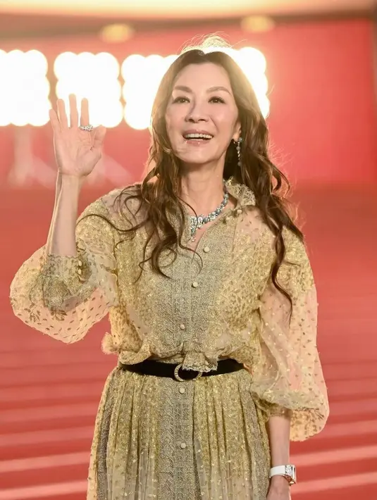 Rupanya, tidak hanya Dior yang mendukung penampilan memukau Michelle Yeoh di Hong Kong Film Festival. Ada beberapa desainer dunia lainnya yang turut mendukung penampilang sang aktris. Siapa saja? [@michelleyeoh_official]