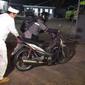 Dedi Mulyadi bantu dorong motor pria tua (Instagram/@dedimulyadi71)