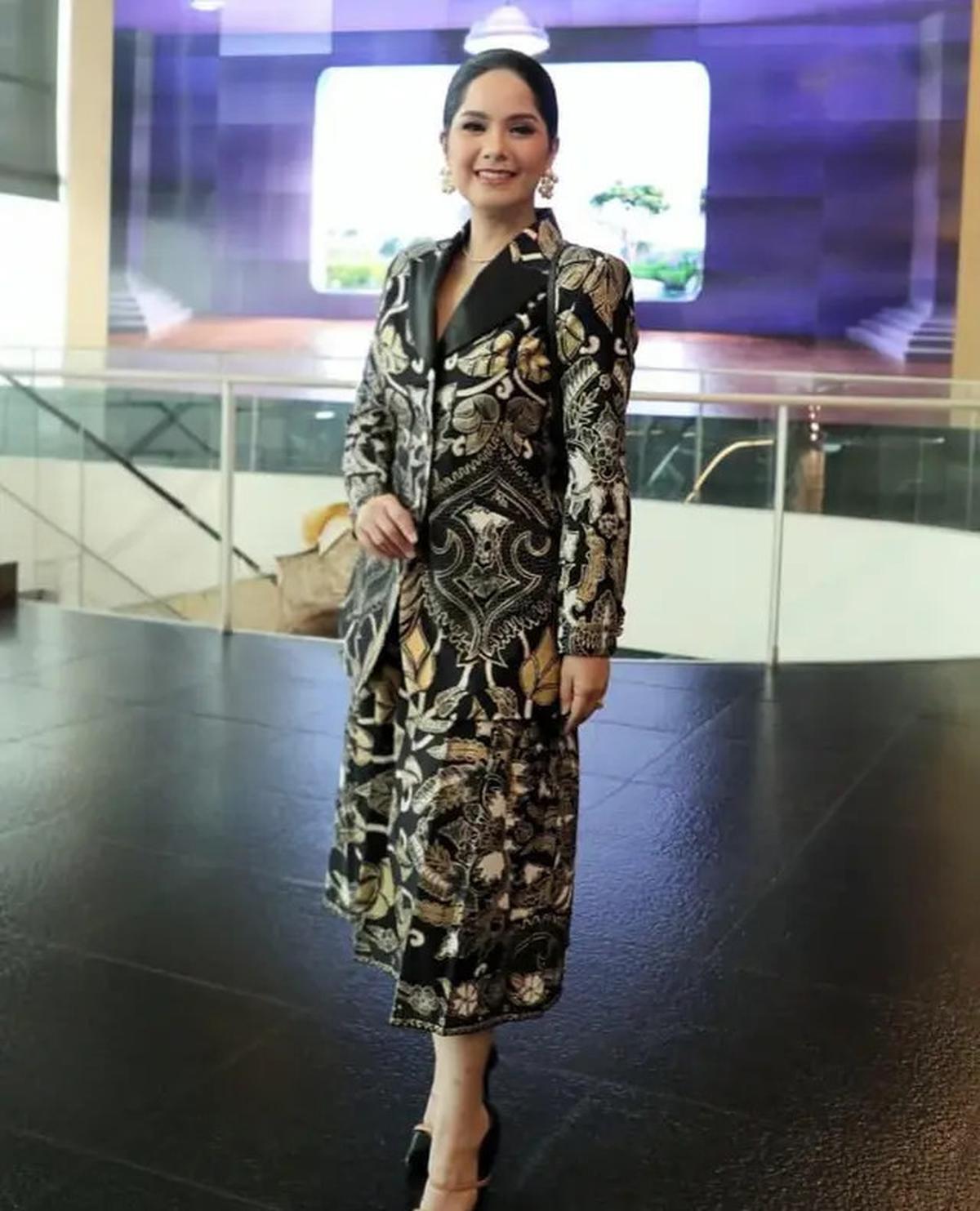 7 Inspirasi Batik Klasik ala Artis yang Kini Jadi Ibu Pejabat, Tampil Stylish dan Profesional