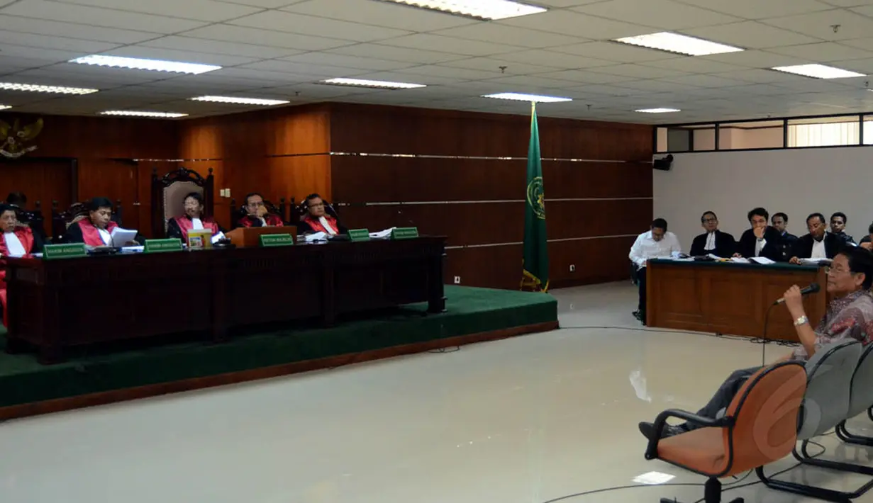 Anggota Dewan Pembina Partai Demokrat Ahmad Mubarok saat menjawab pertanyaan JPU di Pengadilan Negeri Tindak Pidana Korupsi (Tipikor) Jakarta, Senin (14/7/14). (Liputan6.com/Faisal R Syam)