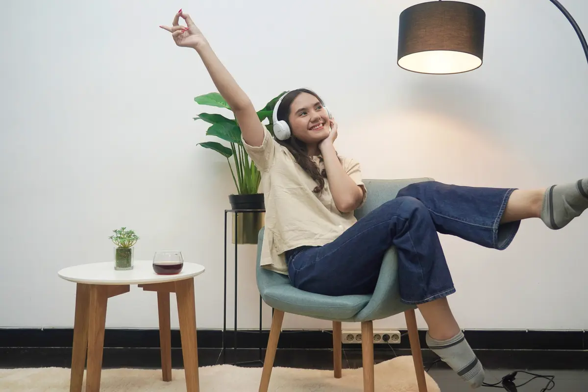 wanita november sofa headphone senyum