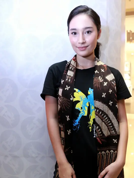 "Sebenarnya dari kecil udah suka menari, aku sempat ikutan tarian tradisional, Piring, Saman dan macam-macam. Aku dari kecil suka mencoba tarian yang berbeda-beda, balet juga pernah," ujarnya. (Adrian Putra/Bintang.com)