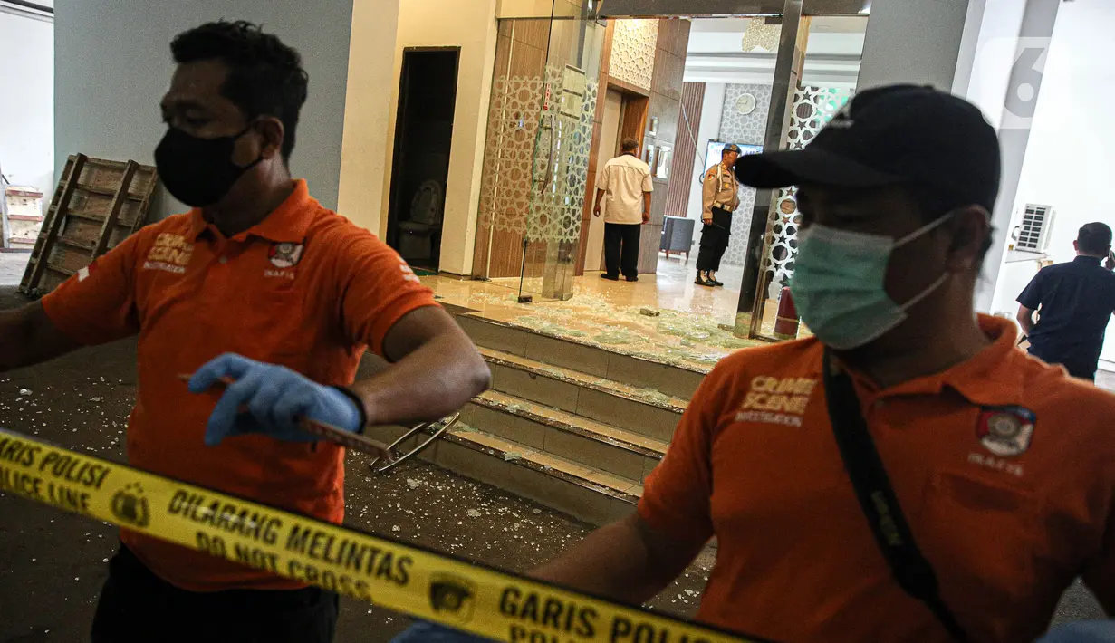Petugas memasang garis polisi usai dugaan penembakan di Kantor Majelis Ulama Indonesia (MUI) Jakarta, Selasa (2/5/2023). Peristiwa itu terjadi pukul 10.30 WIB. (Liputan6.com/Faizal Fanani)